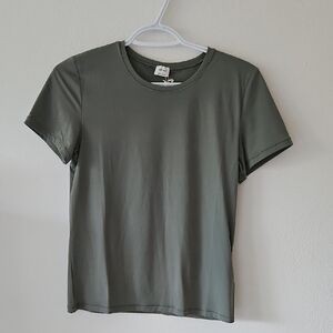 📺 58 Wilfred Emmer Smoky Sage Tee